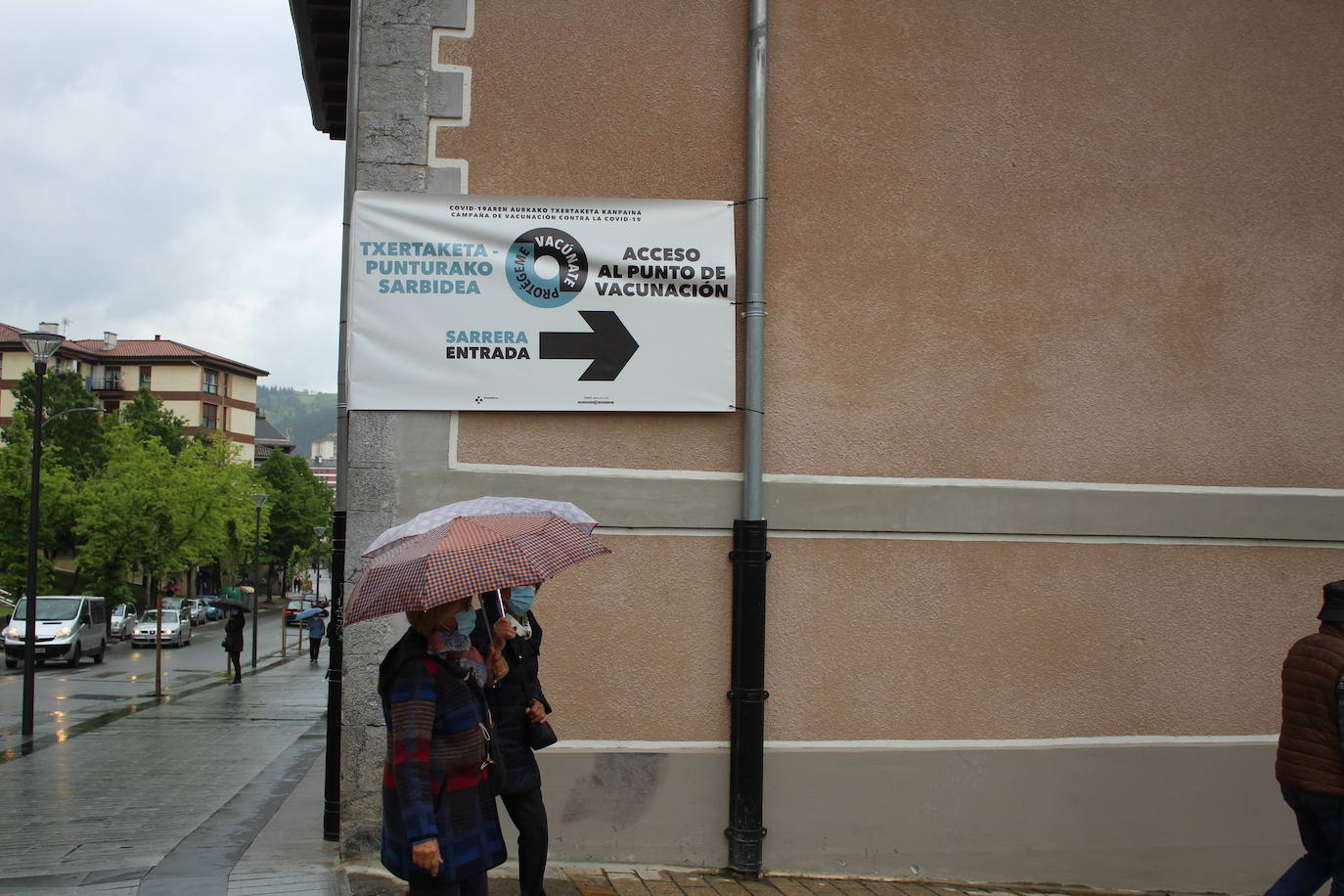 Malestar en Ayala por el cierre del centro de vacunación del frontón de Llodio