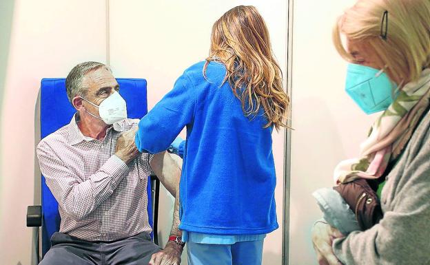 Euskadi reduce los puntos de vacunación al bajar la edad de la población a inmunizar