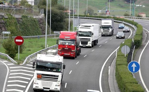 Indignación en Cantabria por el plan de Bizkaia de cobrar a los camiones