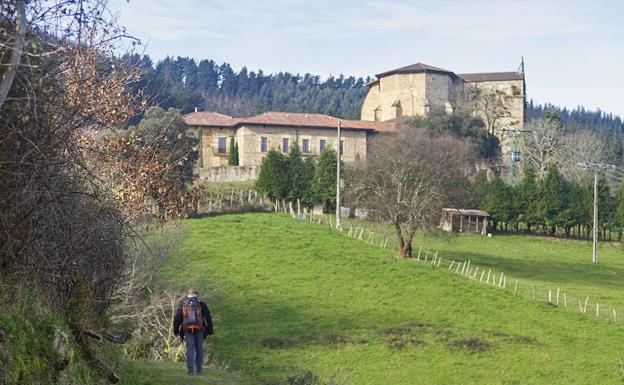Muere al caerse desde 6 metros tras huir con 20 euros del monasterio de Zenarruza, en Bolibar