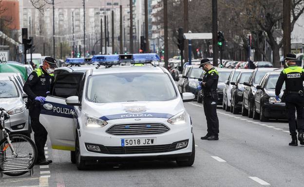 Tres detenidos por traficar con droga en un piso de Ariznabarra