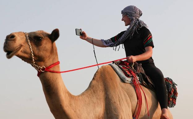 La primera academia que permite montar en camello a mujeres en Emiratos Árabes