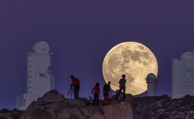 Superluna de fresa 2021: fecha, por qué se llama así y cómo verla en Bizkaia