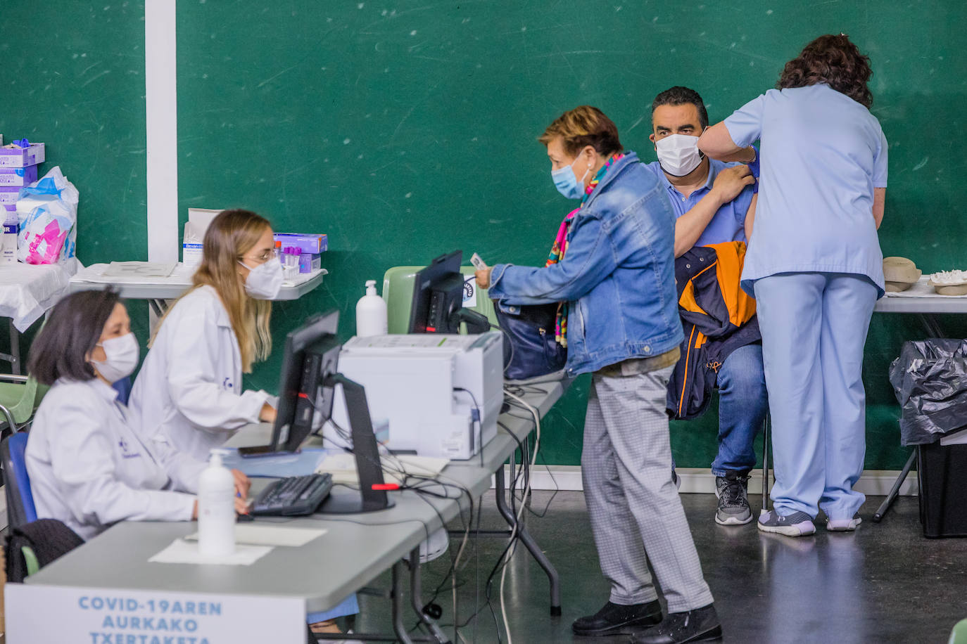 El frontón Lakua se queda como único punto de vacunación en Álava