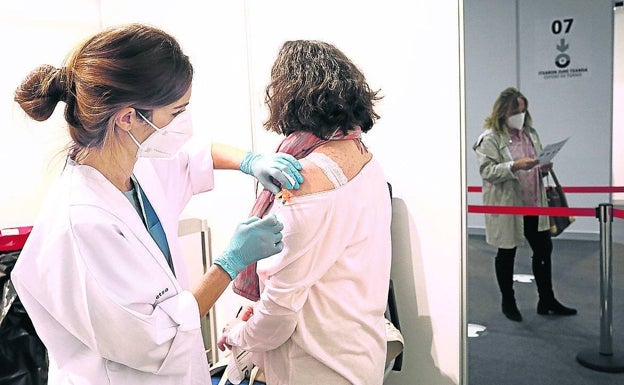 Osakidetza eleva el ritmo y pincha 46.991 dosis en dos días