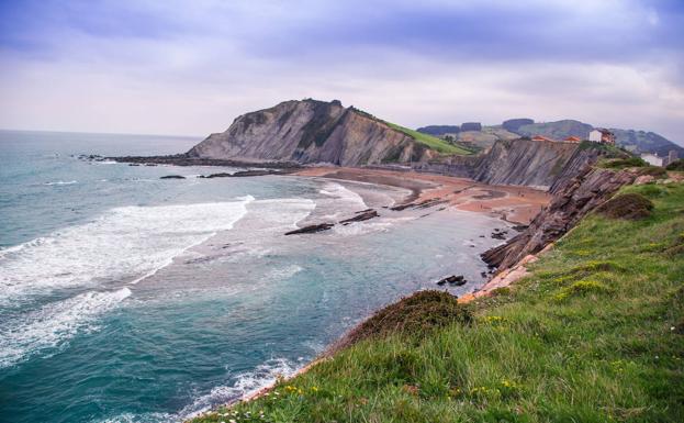Euskaltzaindiak Euskal Herriko hondartzen izenen ortografia finkatu du