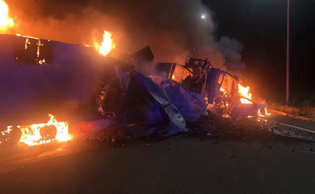 Un herido tras colisionar una furgoneta con un camión en la A-1, en San Millán