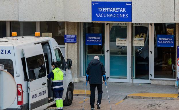 Demandan a Osakidetza por la muerte «por covid» de una mujer en el hospital Santiago