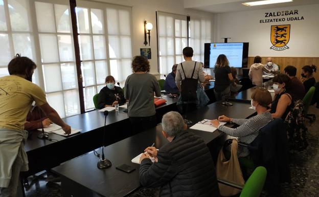 Familias de Zaldibar demandan la ampliación del patio escolar