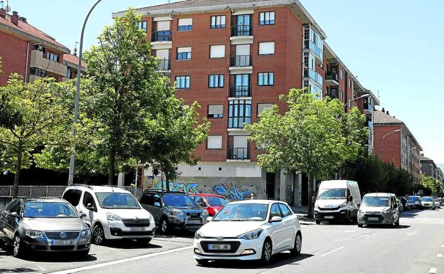 Ariznabarra se moviliza contra el cierre al tráfico de una de sus principales calles