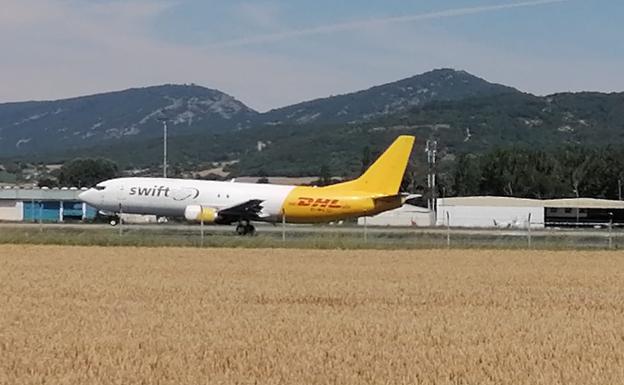 Otro avión en prácticas vuelve a sobrevolar en círculos la capital alavesa