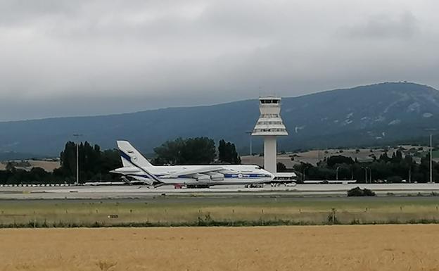 El coloso aéreo Antonov 124 aterriza en Foronda