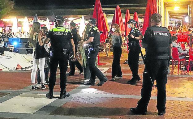 A la caza del botellón con una patrulla nocturna en Getxo