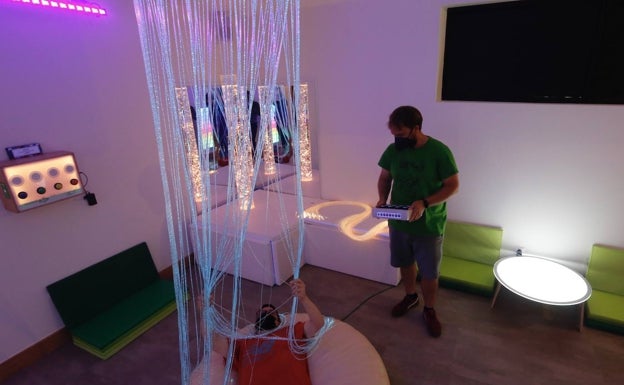 Una sala de estimulación para trabajar la autonomía de los vascos con Síndrome de Down
