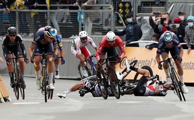 El Tour de las caídas tira a Roglic y asusta a Pogacar