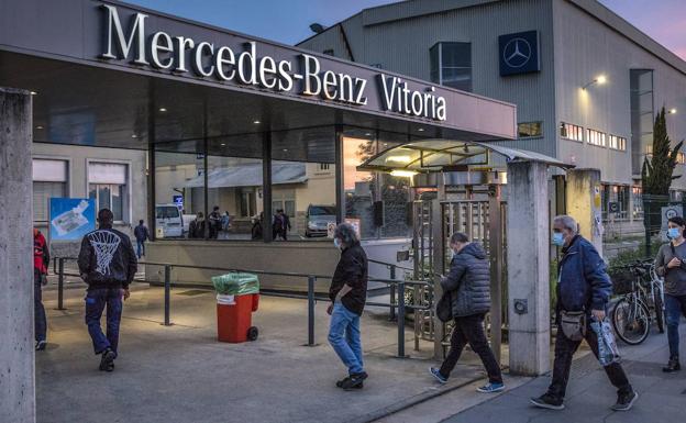 Mercedes vuelve a fabricar furgonetas pero sin garantizar la actividad la próxima semana