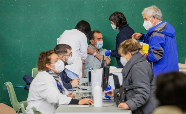 Euskadi bate su récord de vacunación con 181.713 dosis pinchadas en una semana