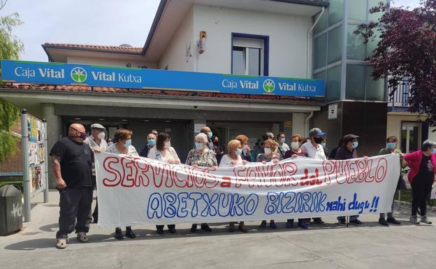 Una gaupasa para protestar contra el cierre de la única oficina bancaria de Abetxuko