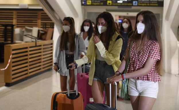 Las jóvenes de Getxo confinadas en Mallorca regresan a casa: «Estamos contentas de volver, ha sido una montaña rusa de emociones»