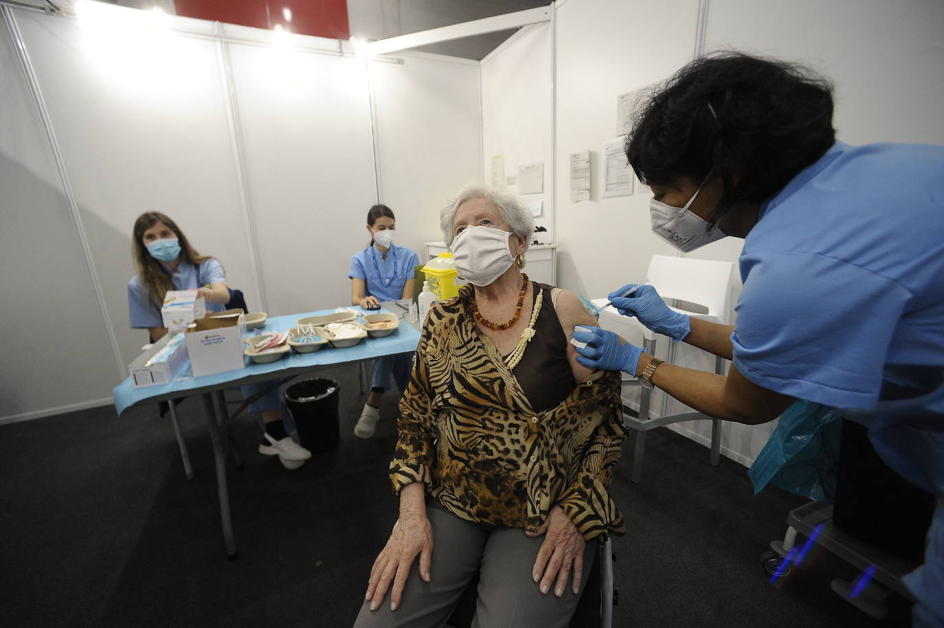 Osakidetza mantiene las citas de la segunda dosis a sexagenarios pese a la petición europea de adelantarlas