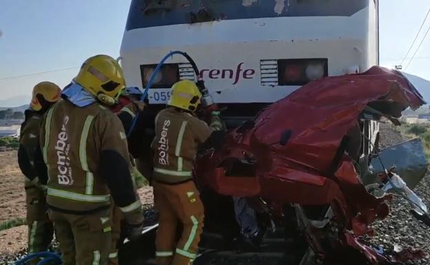 Mueren cuatro personas en una colisión entre un tren y un vehículo en un paso a nivel en Alicante