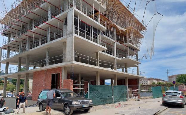 Muere un trabajador al caer del cuarto piso de un bloque en construcción en Durango