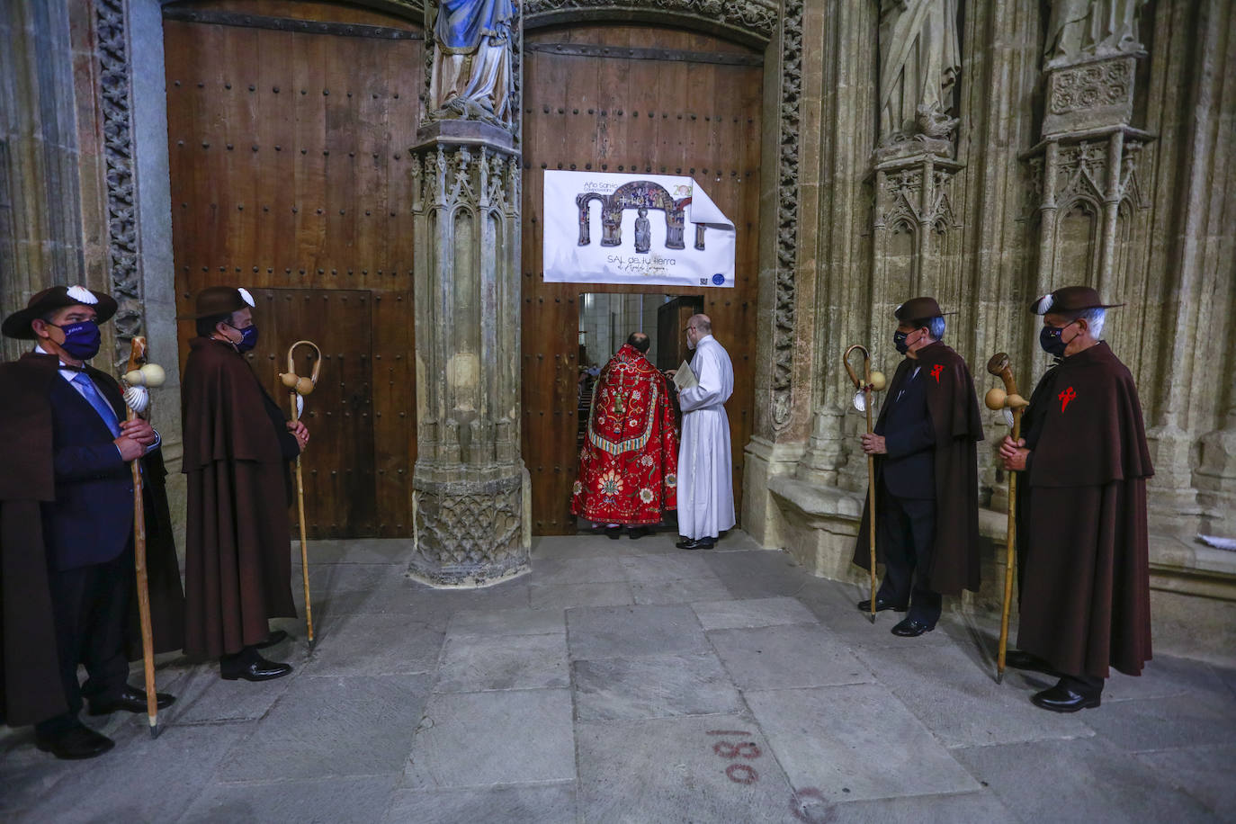 La Catedral de Santa María de Vitoria abre la Puerta Santa con motivo del Año Xacobeo