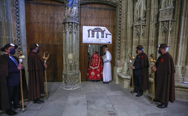 La Catedral de Santa María abre la Puerta Santa con motivo del Año Xacobeo