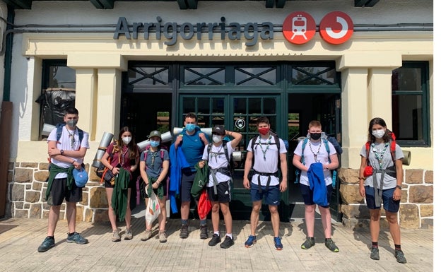 Los scouts de Arrigorriaga parten para recorrer los últimos 200 kilómetros del Camino de Santiago