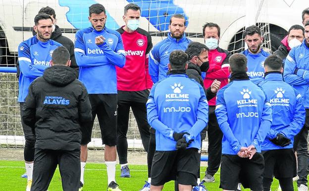 El Alavés pone a disposición de Javi Calleja un cuerpo técnico con veintiún ayudantes