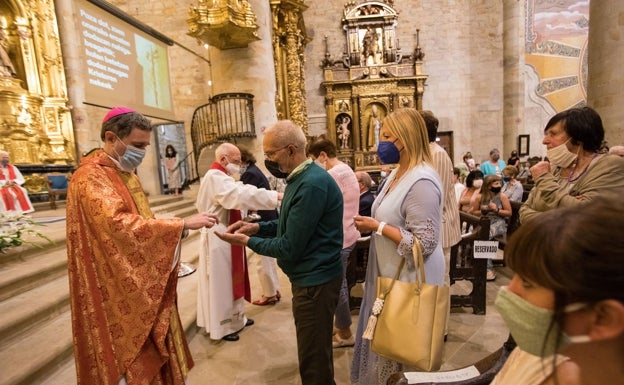 El nuevo obispo de Bilbao, Joseba Segura, se deja querer en Elorrio