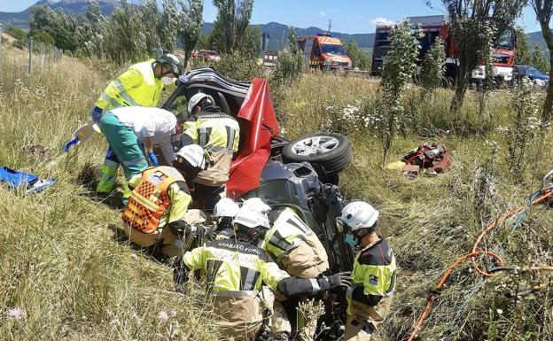 Dos heridos en la A-1, al salirse de la calzada el coche donde viajaban