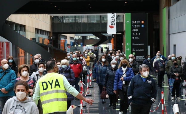 Los vascos vacunados con la pauta completa rozan el millón