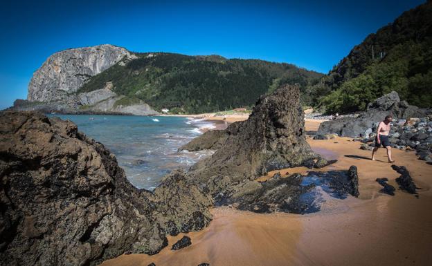Fallece un hombre en Ibarrangelu tras caer a las rocas desde una altura de diez metros en la cala de Antzora