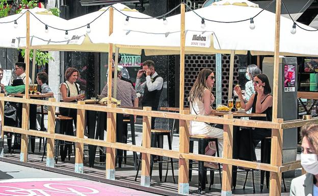 Bilbao duplica el número de terrazas y elimina 506 plazas de parking durante la pandemia