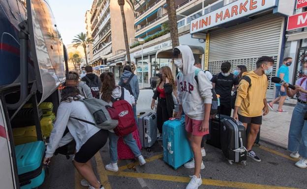 Los estudiantes negativos en covid abandonan hotel de Palma rumbo a Valencia./EFE