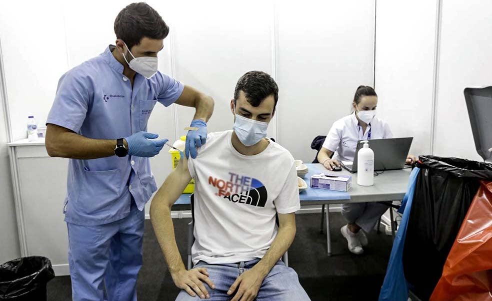 Osakidetza abre el viernes la vacunación a 270.000 jóvenes para cortar el auge del virus