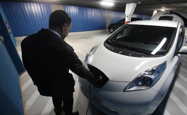 Los fabricantes de coches piden más electrolineras: «En España tenemos un problema»