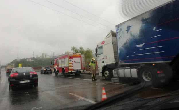 Un accidente en el corredor del Txorierri deja cuatro horas de retenciones y dos heridos