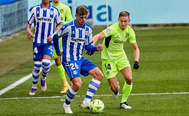 La Real Sociedad fija su radar en el lateral del Alavés Javi López