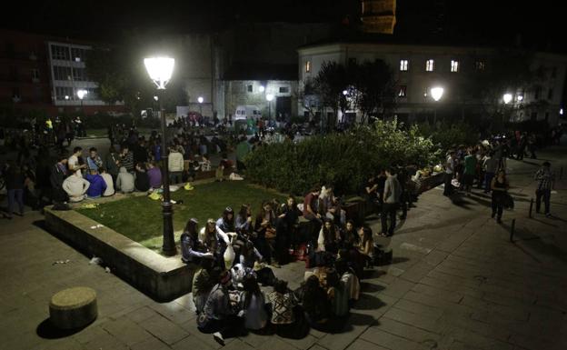 Urtaran dice ahora que sí se reforzará la vigilancia para evitar botellones en Vitoria