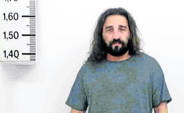 «Madrugó porque dijo que iba de viaje»