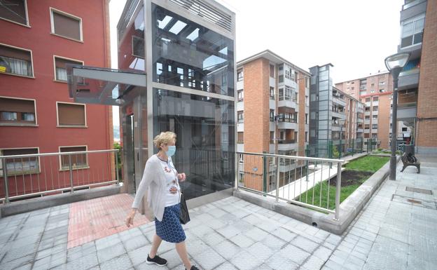 Dos ascensores acaban con todas las barreras arquitectónicas entre el Ayuntamiento de Bilbao y la parte alta de Uribarri