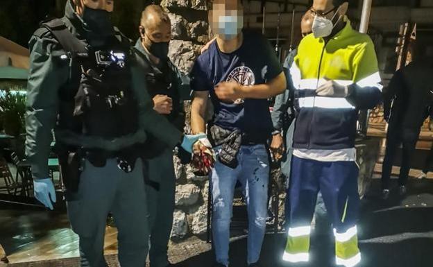 Agreden a un vizcaíno en una discoteca de Noja: «Le salía de la muñeca un río de sangre. Si no es por el torniquete, no lo cuenta»
