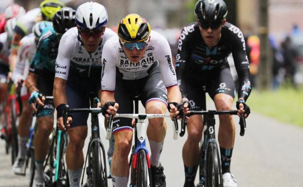 La Policía registra el autobús y el hotel del equipo Bahrain en el Tour