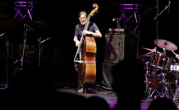 Javier Colina: «El primer bajo que tuve me lo dieron como finiquito al dejar un trabajo en una tienda de música»