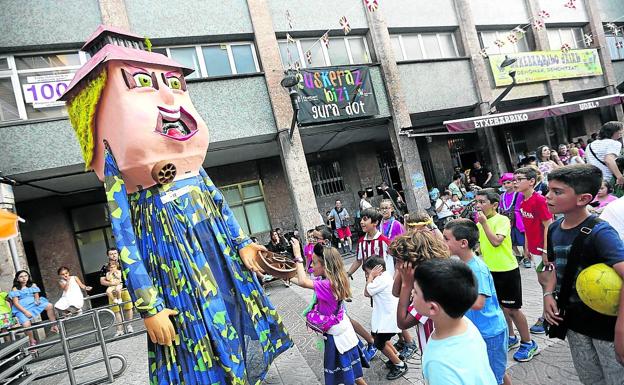 Etxebarri celebra con actividades culturales la llegada de sus 'no fiestas'