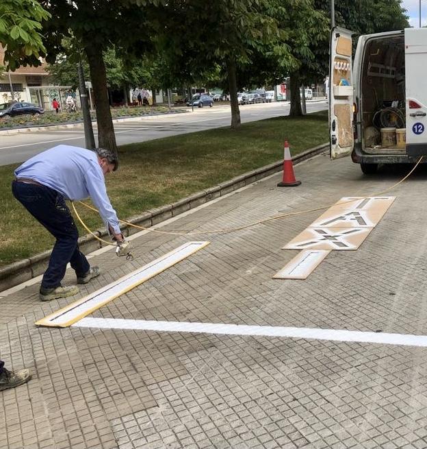 Pintan una nueva parada para taxis en la acera de la calle Jacinto Benavente