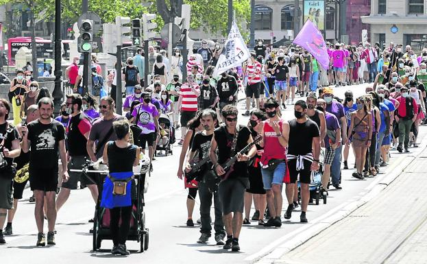La kalejira de las comparsas revive el ambiente de la Aste Nagusia por un día