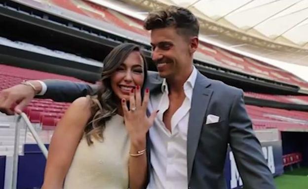 Marcos Llorente pide matrimonio a su novia en el Wanda Metropolitano